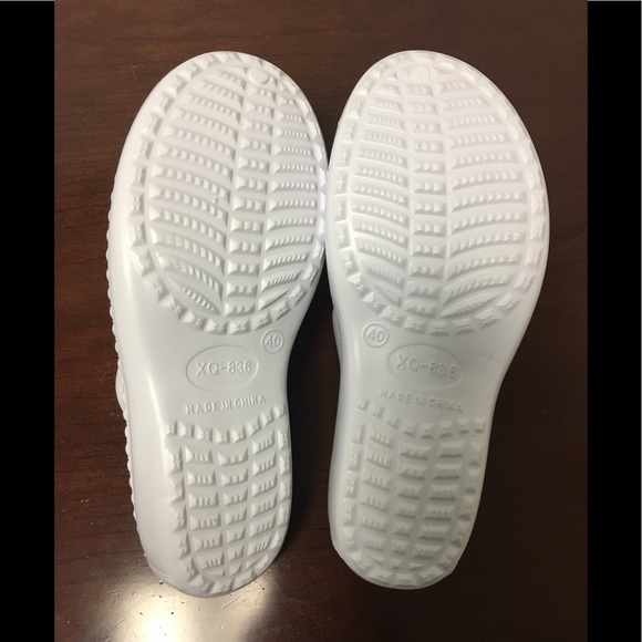 NWT Light Weight Clogs. Size 10 (40). New in Bag. - Picture 3 of 4